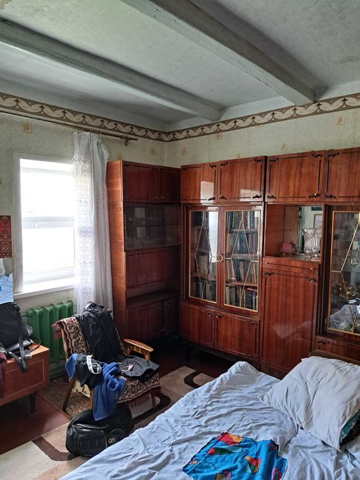 Житловий будинок з меблею та побутовою технікою.