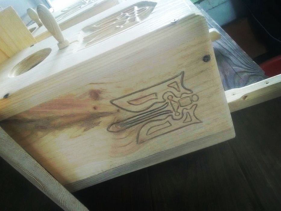 Шпаківня із сосни, прикрашена різьбленням по дереву