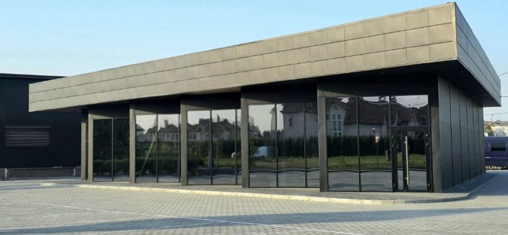 Окремостояче приміщення 323 м2 з великим паркінгом