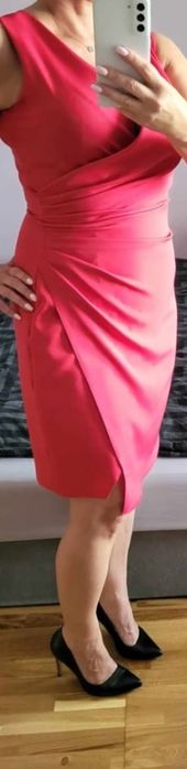 Elegancka Sukienka  w pięknym czerwonym kolorze.