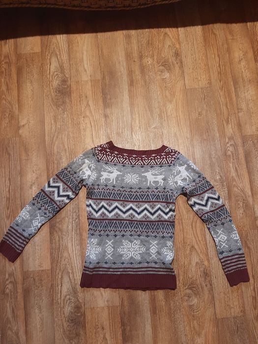 Świateczny sweter z motywem skandynawskim