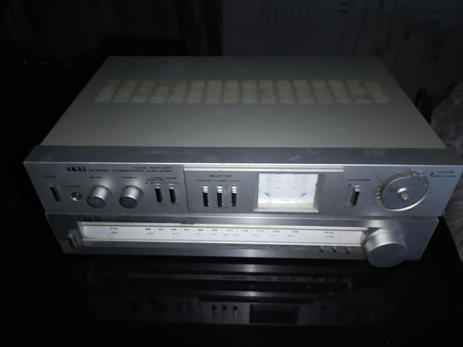 стереопідсилювач Akai AM-U11 та тюнер Akai AT-K02.