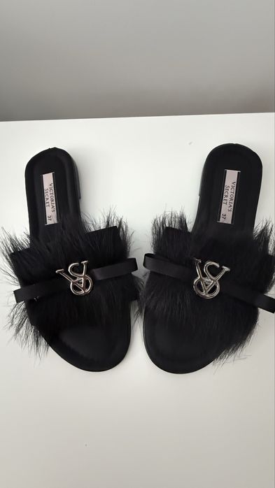 Klapki w stylu Victoria’s Secret z futerkiem