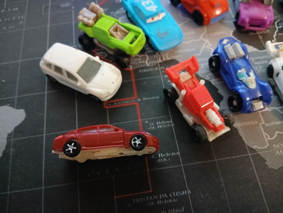 Продам машинки киндер