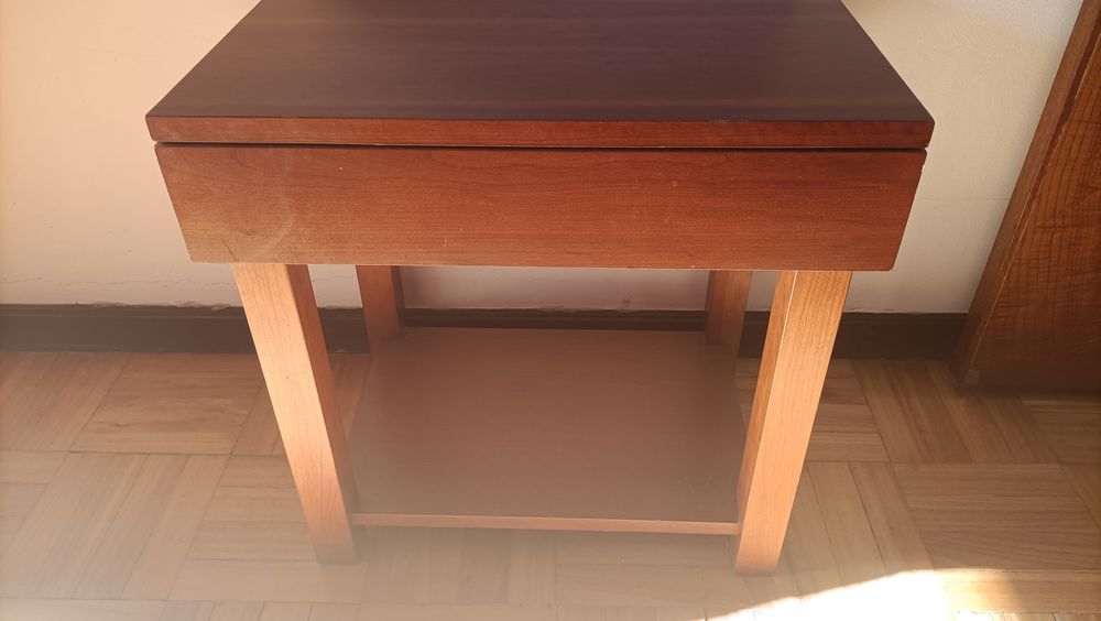 Mesinha de Apoio para Quarto – Simples, Prática e em Ótimo Estado!