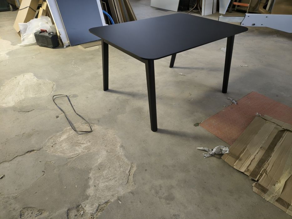 Stół czarny drewniany narbutas