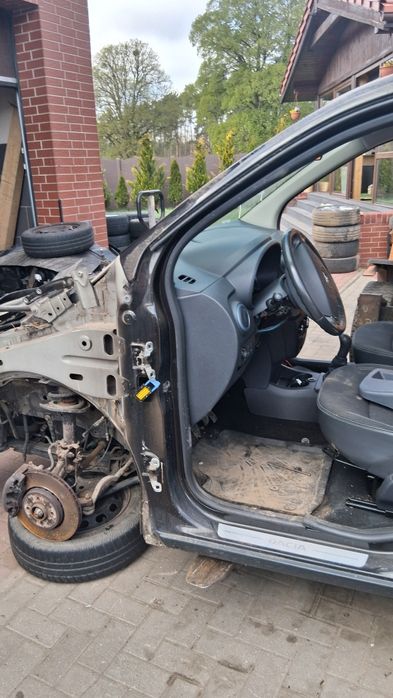 Lewa przednia cwiartka Dacia Lodgy Stepway