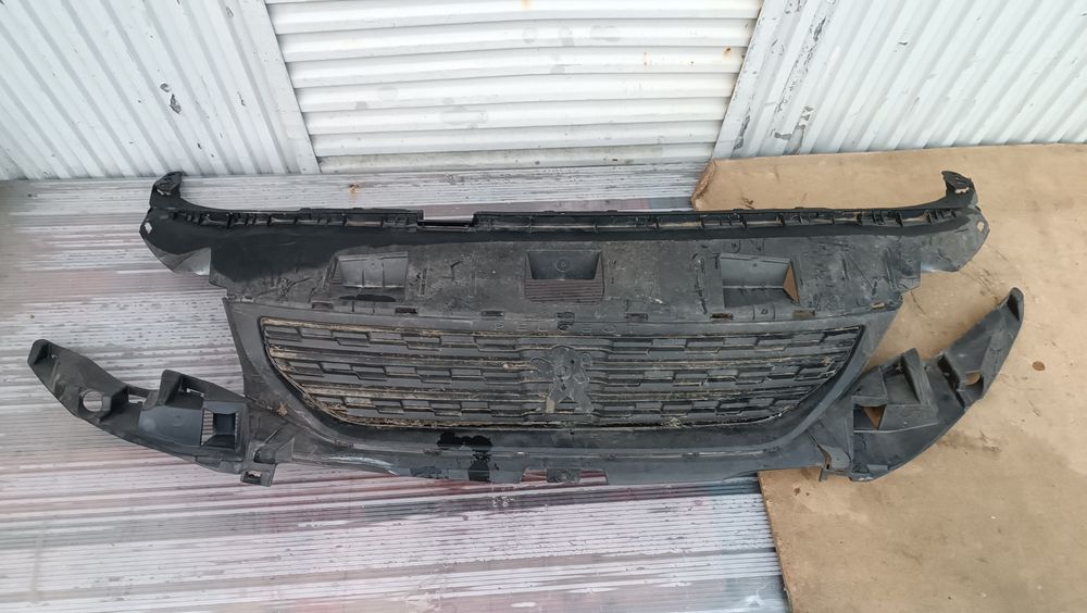 Vendo grelha de frente do Peugeot partner ano 2019