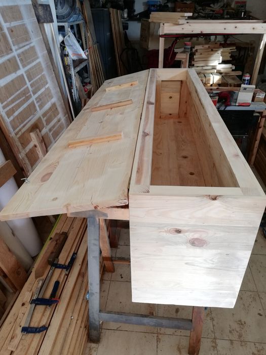 Baú em madeira rústica e muito robusta.