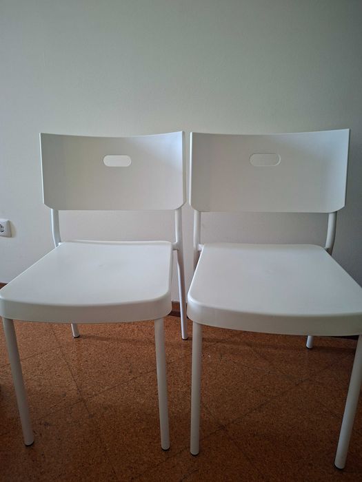 4 cadeiras brancas do Ikea