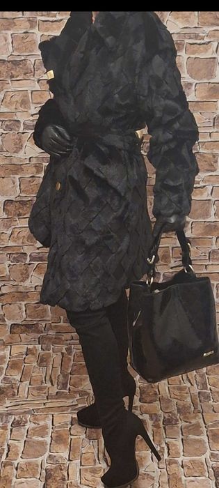 Bardzo elegancki płaszcz o fakturze futerka Marki La Monne