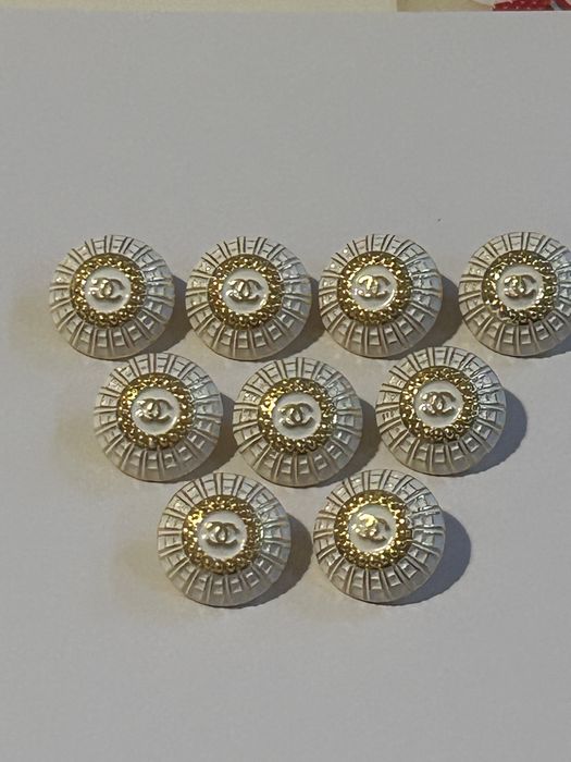 Eleganckie logowane guziczki, cena dotyczy 1 sztuki