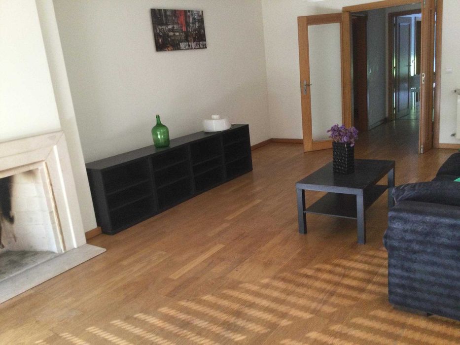 Arrenda-se apartamento T2 totalmente mobilado e equipado, localizado em frente à Universidade do Minho, na Alameda da Universidade.