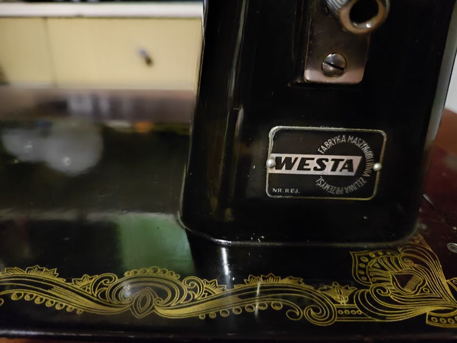 Stara maszyna do szycia w zabudowie