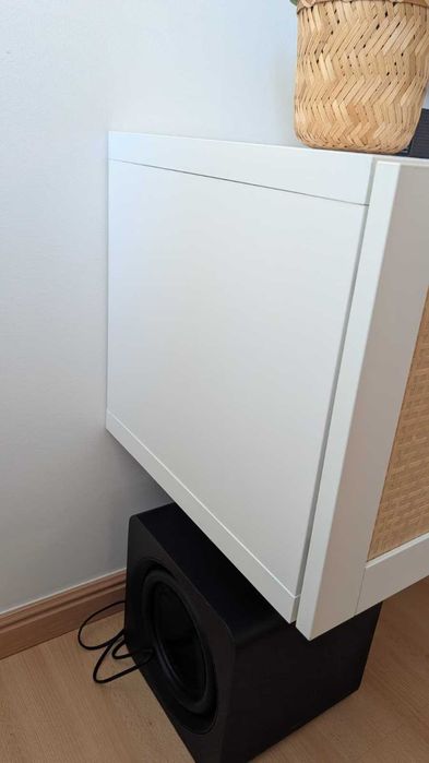 Móvel de TV branco e bege