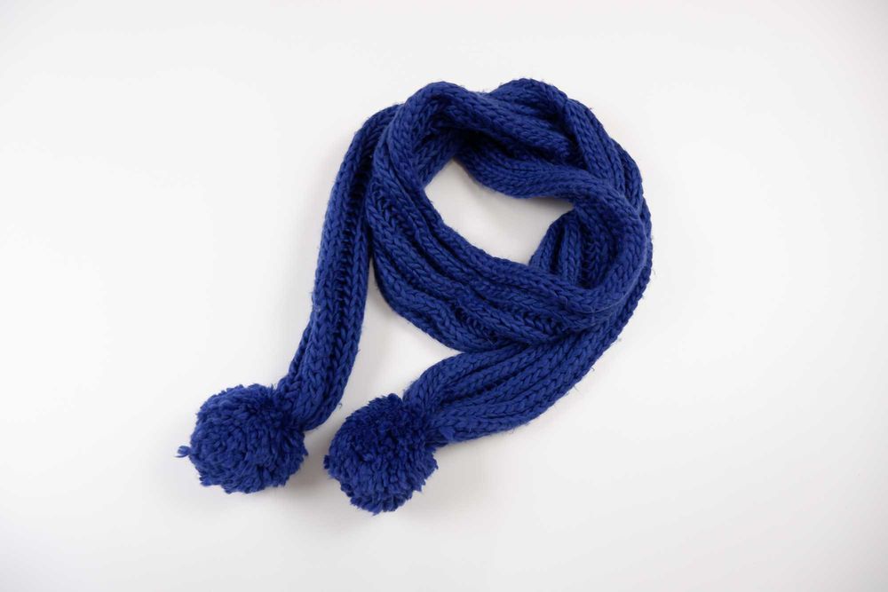Шарф с крупно вязаный с помпоном синий длинный ручная работа хомут