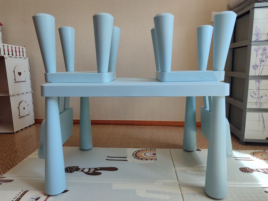 ikea mammut стіл та два стільчика