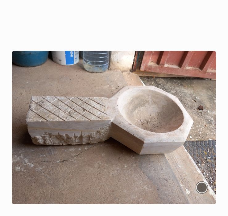 Pia de pedra usada como nova