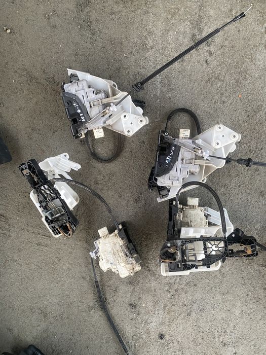 Замки передні ручка ліва Volkswagen Passat B6 Пассат б 6 Golf 5