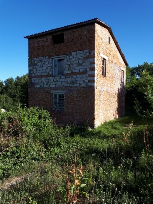 Продається недобудований 2-х поверховий будинок