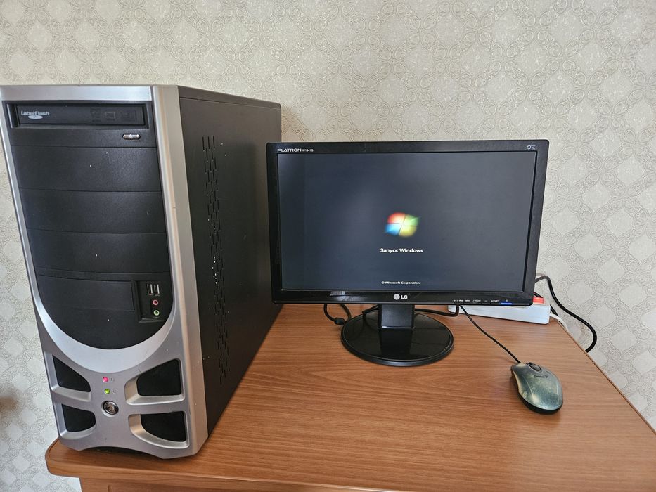 Стаціонарний комп'ютер з монітором LG