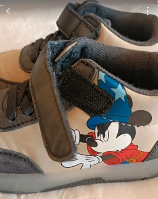 Tênis muito confortável pisca luzes azuis