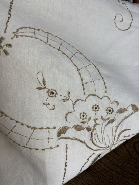Toalha de mesa em linho bordada à mão com guardanapos