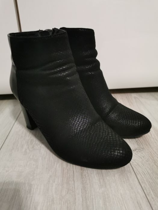 Czarne botki na obcasie 36