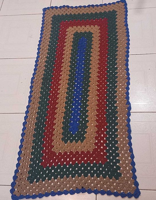 Tapete em crochê nas cores azul, verde, castanho e bordou feito à mão