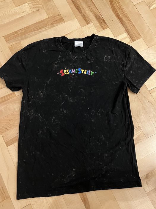 Czarna bluzka z brązowymi plamkami i nadrukiem z bajki muppety