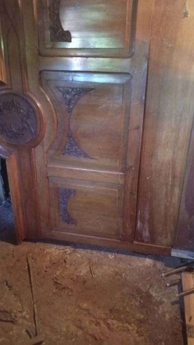 Cama casal com estrado e duas mesas cabeceiras iguais com pedra mármore excelentes condições