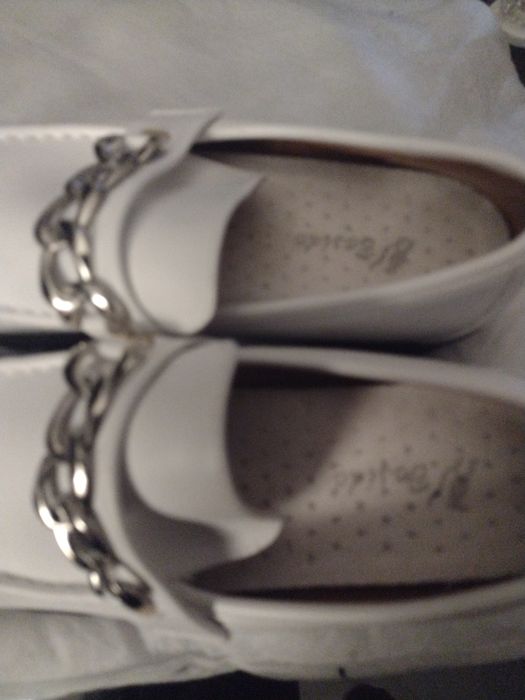 Buty damskie białe z klamrą 38 rozmiar