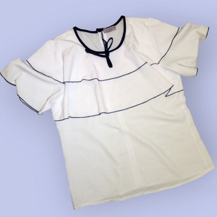 Белая блуза с воланами