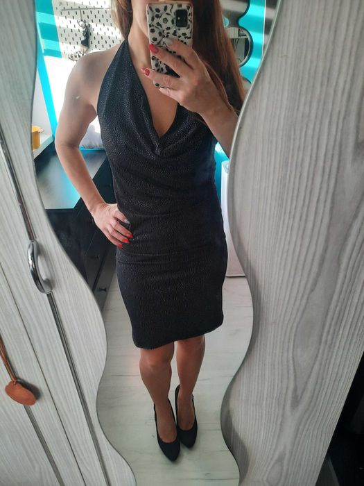 Sukienka wieczorowa z otwartymi plecami