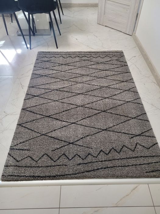 Gruby dywan 120x170 cm w kolorze stalowym z czarnymi wzorami