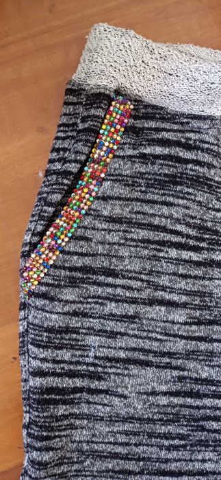 Calças com aplicação de brilhantes nos bolsos