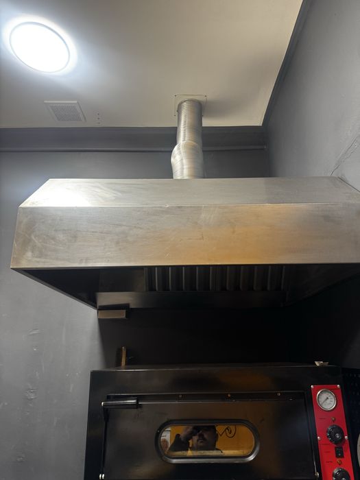 Продам холодильний стіл для піци та вітрину