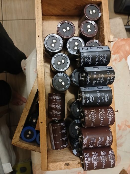 Конденсатори  електролітичні 680мкф 450в