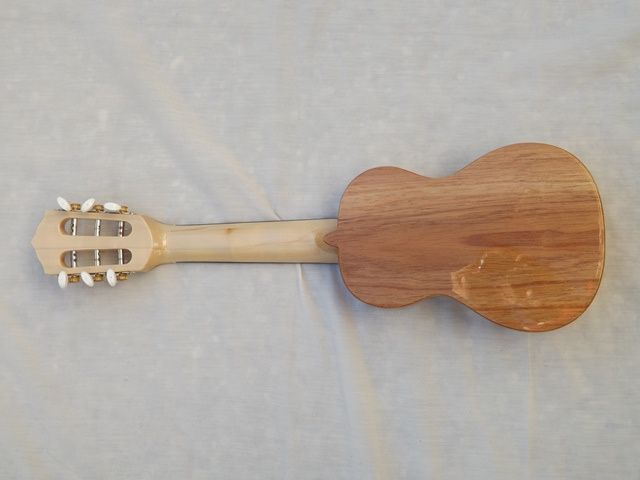 Cavaquinho 6 cordas de meio tampo