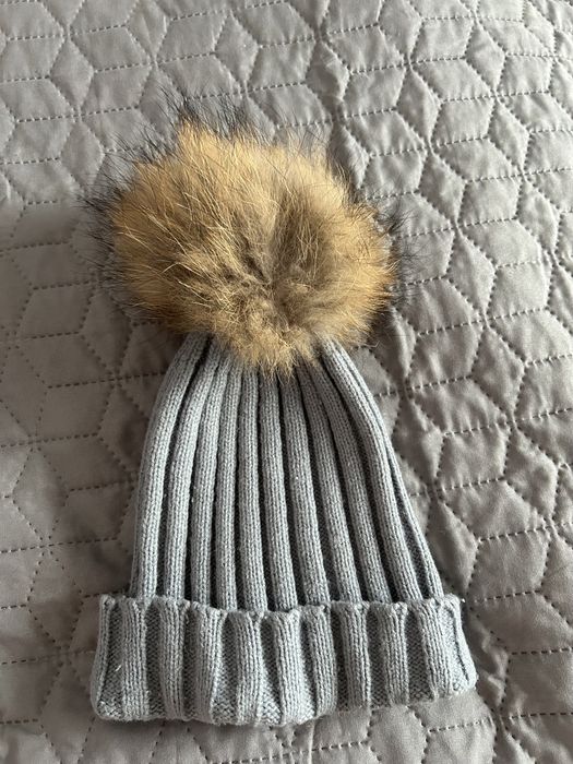 Szara czapka z pomponem futro jenot naturalny 52cm