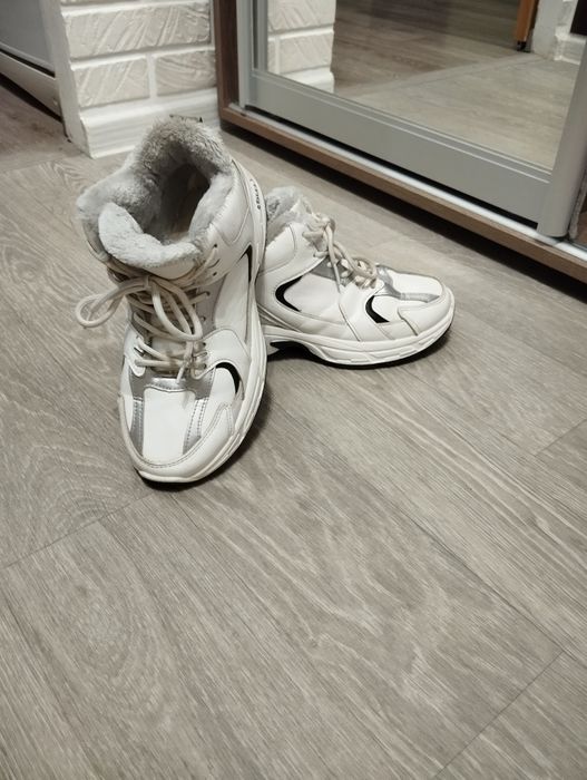 Продам кожані зимові кросівки