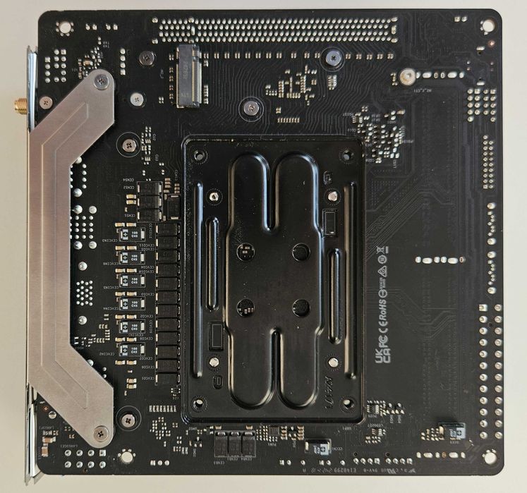 ASRock B650I Lightning WiFi + AMD Ryzen 7 9700X