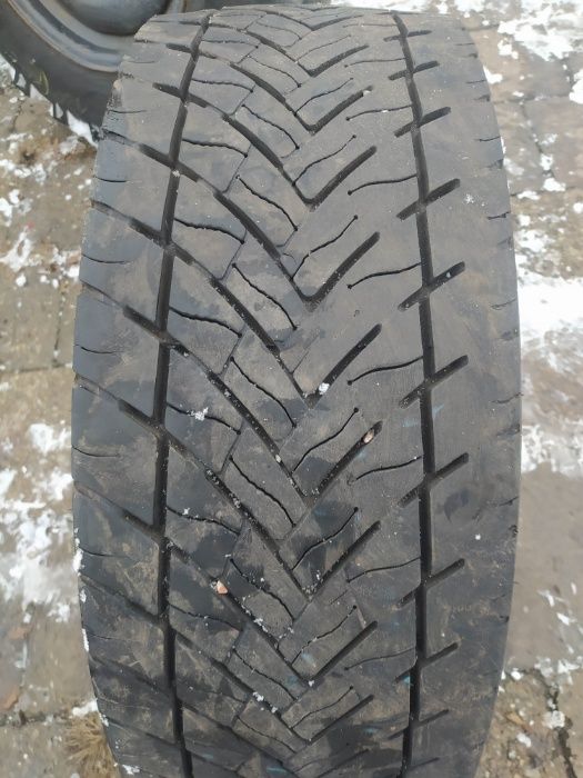 Opona 295/55R22,5  Goodyear KMAX D