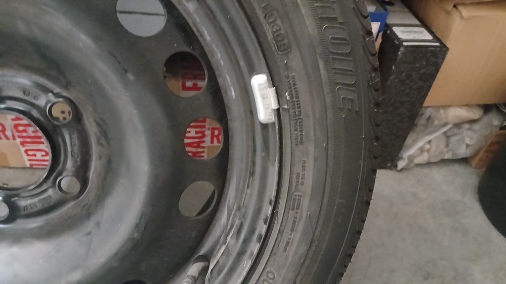 Roda suplente de um opel Astra