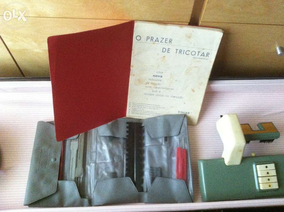 Máquina de tricotar Singer antiga c/ mala, movel e livros