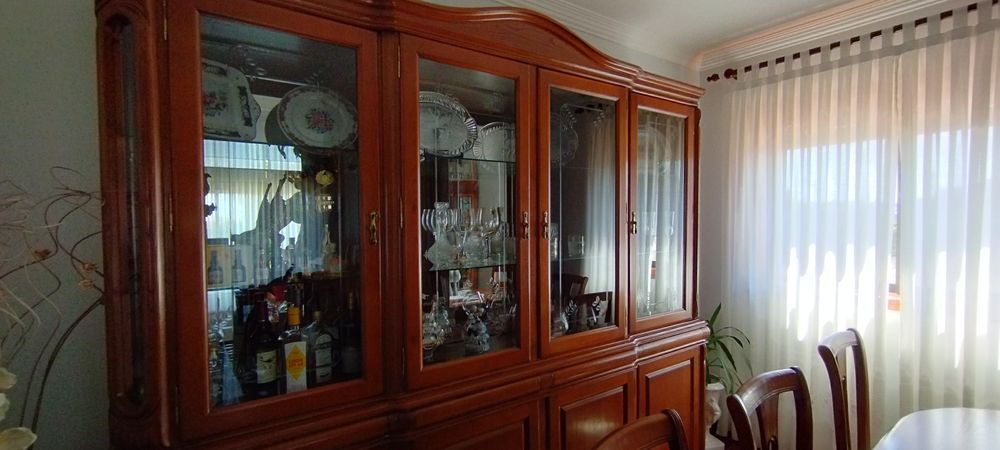 Móvel de sala/ Cristaleira em cerejeira