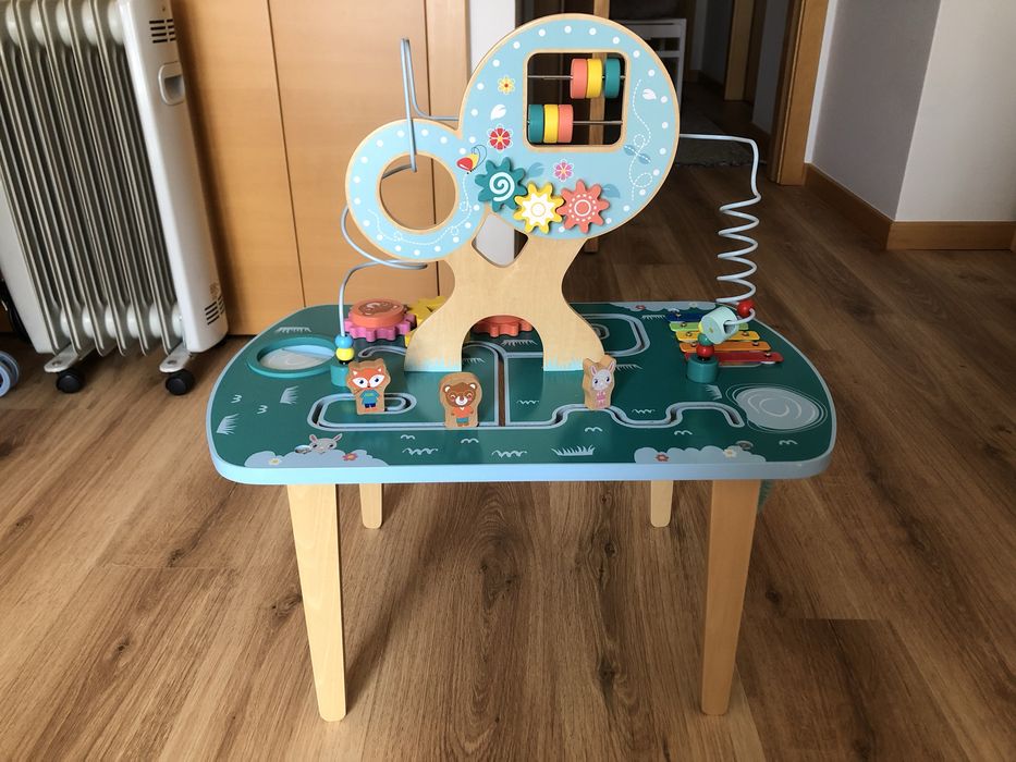 Mesa de atividades de criança