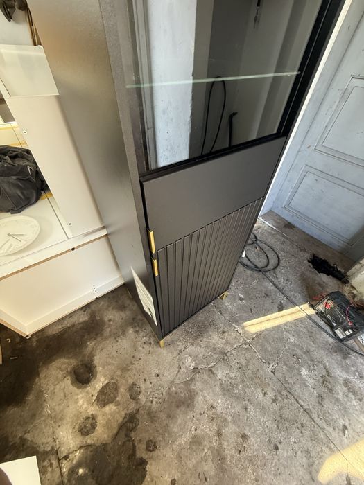 Witrynka czarna bardzo ladna ,stan ideany