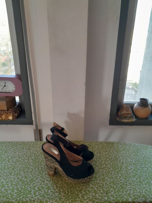 Vendo Sandálias de Senhora LEFTIES muito bonitas em bom estado