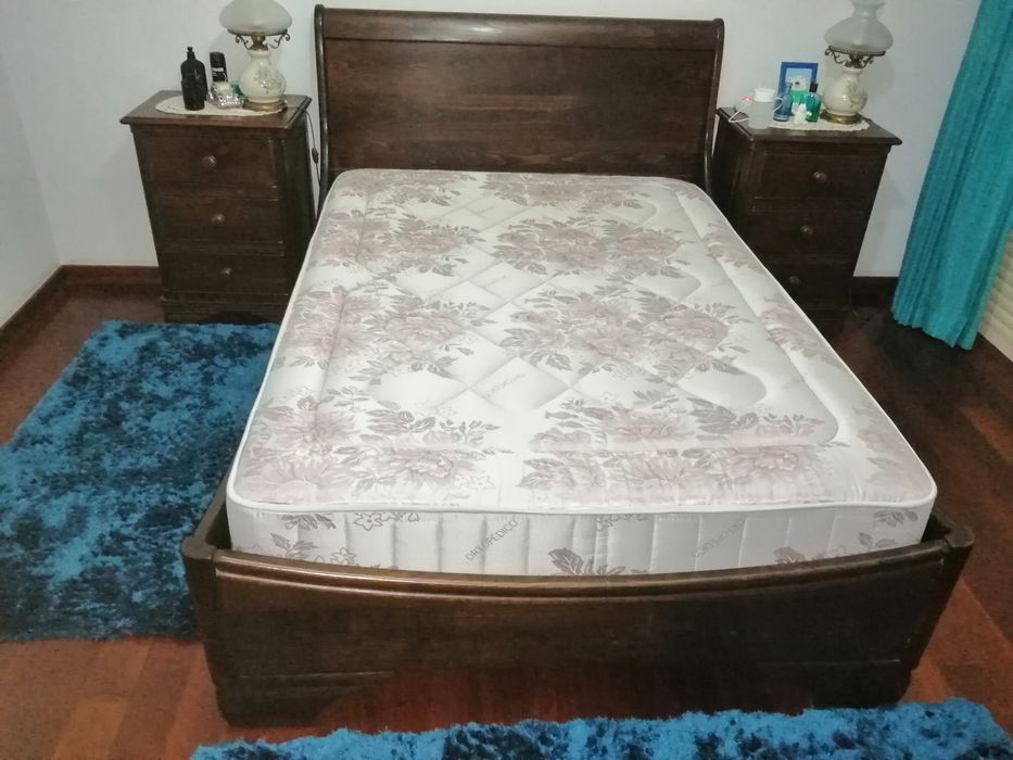 Mobília de quarto em castanho maciço